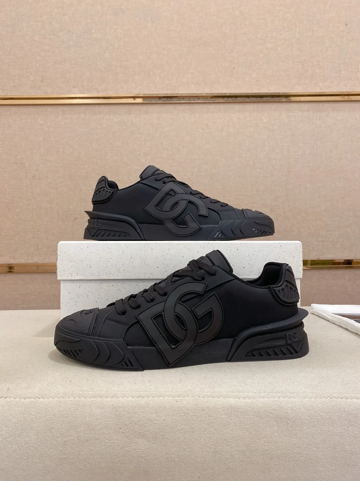 Men's shoes 💰: 660💰 (top quality) The latest sports style DG hot model recommendation, 👉 first launch of men's shoes 😻 I am really crazy about it, top design, impeccable comfort, absolute best-seller, imported cowhide upper, full cowhide lining🐂. Original replica, the latest cool outsole 💥👟Number of codes: 38-44 (45/custom-made, non-refundable)